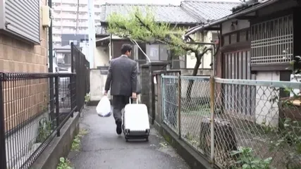 夫の留守中…自宅でセフレとの中出しSEXに溺れる不倫妻 成宮いろは