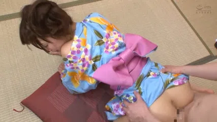 【お得】和風風俗嬢こじみなちゃん、連続イカセセックス。とにかく感度良好、バックでハメて動くと即イキ。更に突くと連続イキ。立ちバックからの背面騎乗で下から突かれてイクと、正常位での高速ピストンでイカされ、最後はたっぷり体にぶっかけ 小島みなみ